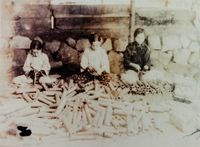 昭和10年女童工劈竹筒片照藏品圖，第1張