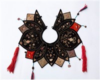 黑地桃形彩繡雲肩藏品圖，第1張