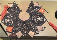 黑地桃形彩繡雲肩藏品圖，第2張