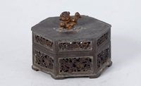 六角型鎏金鏤空獅鈕錫粉盒藏品圖，第1張