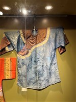 藍提花絲地挖布貼雲大襟衫藏品圖，第1張