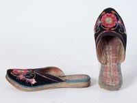 客家黑地彩繡花卉女拖鞋藏品圖，第1張