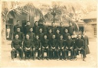 昭和16 年草屯東國民學校教師合照藏品圖，第1張