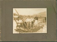 日治時期遊客於日月潭邵族的漁排上紀念照藏品圖，第1張