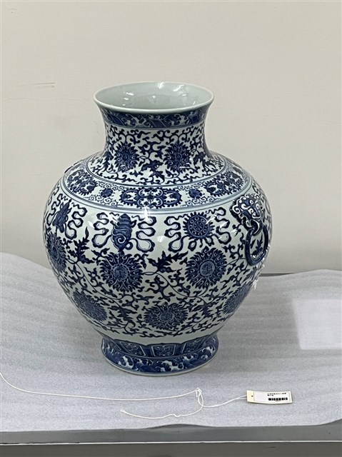 仿清乾隆青花八寶雙獅耳瓶(複製品)的圖片
