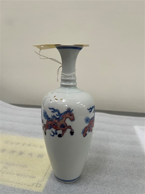 仿清康熙青花釉裡紅四獸菔瓶(複製品)的圖片