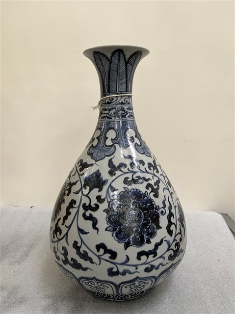 仿元青花卉玉壺春(複製品)的圖片