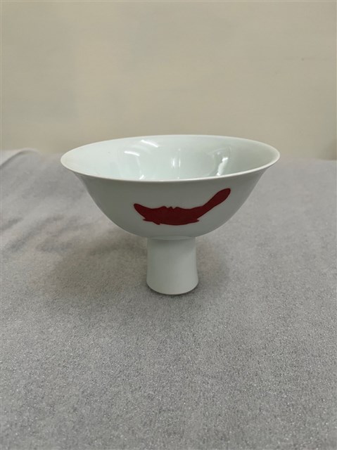仿清雍正釉裡紅三魚大高足盌(複製品)的圖片