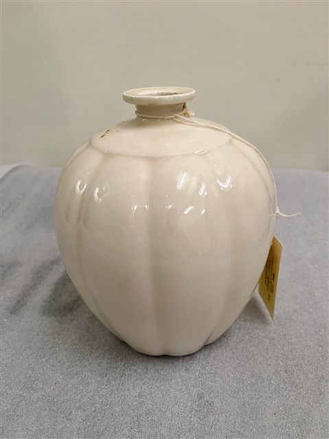 仿宋定窯牙白瓜式壺(複製品)的圖片