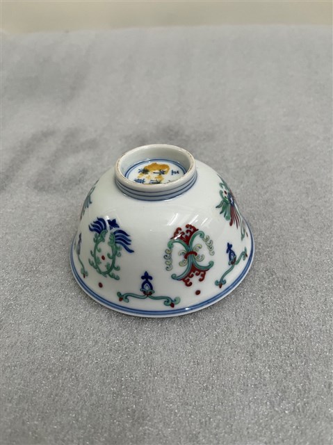 仿清雍正鬥彩小碗(複製品)的圖片