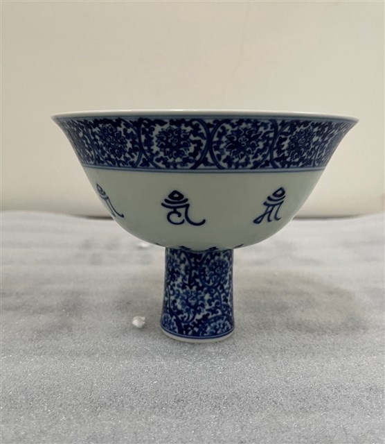 仿清乾隆青花梵文高足盌(複製品)的圖片