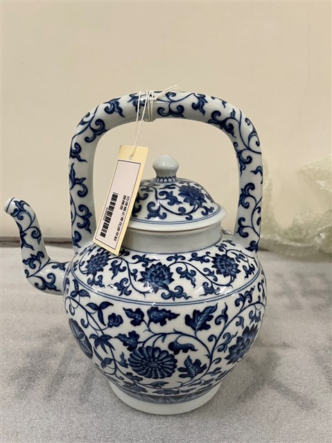 仿清雍正青花唐草紋提樑壺(複製品)的圖片