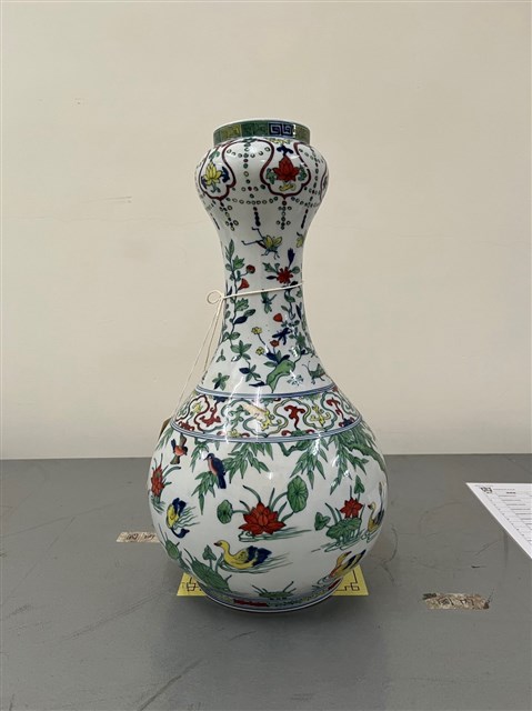 仿明萬曆鬥彩池塘景色蒜頭瓶(複製品)的圖片