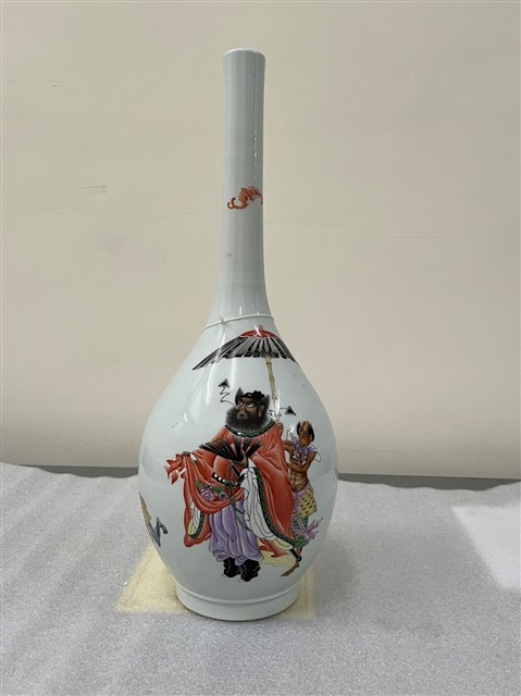 仿清乾隆粉彩鍾馗膽瓶(複製品)的圖片