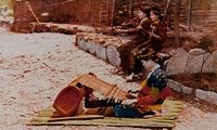 昭和年間霧社泰雅族少女織布照的圖片