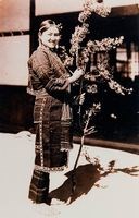 昭和16年霧社泰雅族少女著傳統服飾照的圖片