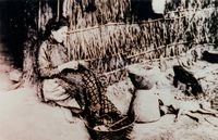 昭和年間布農族婦女屋於舍前針織製衣照的圖片