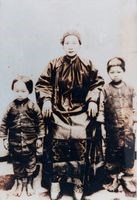 大正年間竹山林庶煌與外祖母合照的圖片