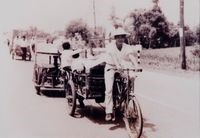 民國50年三輪車載運新娘嫁妝照的圖片