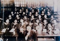 草屯公學校老師及女學生用點心照的圖片