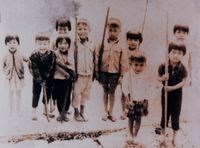 民國50年代鹿谷鄉兒童玩竹槍照的圖片