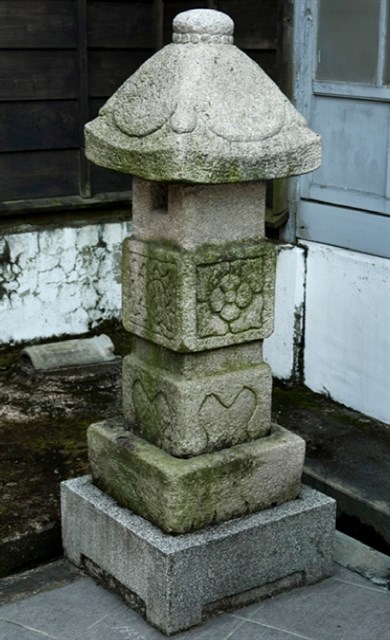 花崗岩石燈的圖片