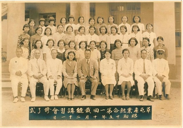 昭和15年草屯產業組合第一屆裁縫講習會結業式的圖片