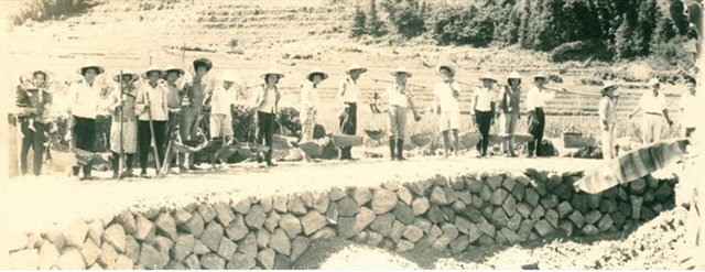 民國32年鹿谷鄉民從事建路工程義務勞動照的圖片