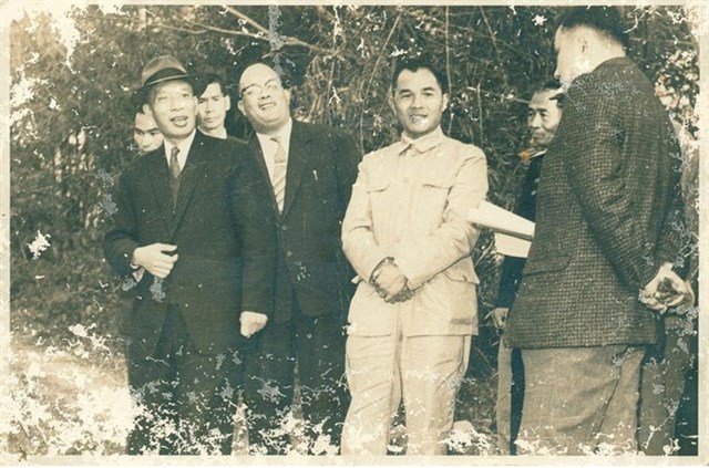 民國51年南投縣長洪樵榕陪同黃傑主席巡視民間鄉照的圖片