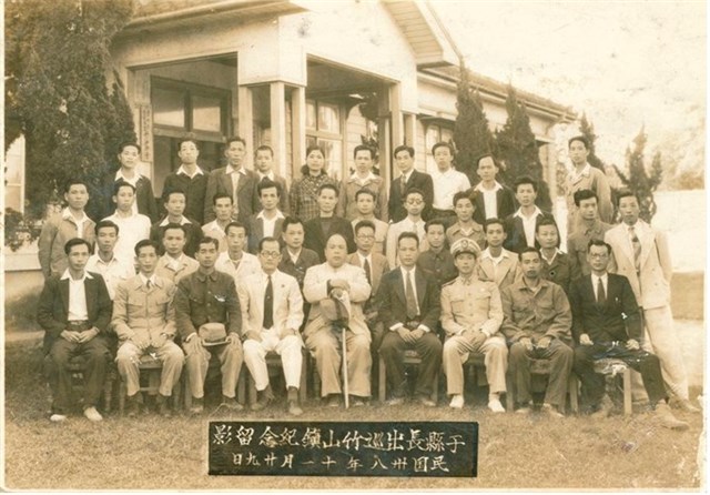 民國38年于國楨縣長出巡竹山鎮紀念留影的圖片
