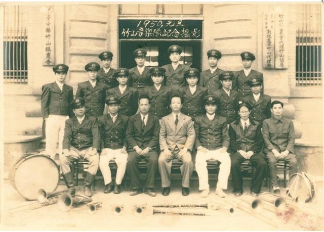 民國40年南投縣福龜國民學校二年二班師生留影紀念的圖片