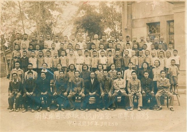 民國35年南投南國民學校高級小學第一屆畢業照的圖片