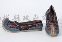 客家黑地刺繡花卉藍貼布女翹鞋藏品圖，第1張