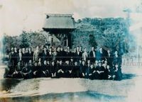 昭和6年專賣局長官與集集出張所職員及所屬腦長於集集神社前合影照藏品圖，第1張