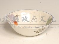 「昭和十七年，戰時國民防諜強化運動，素人劇上演紀念，台中州商工業組合，中央會竹山郡支會」紀念瓷碗藏品圖，第1張