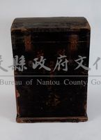黑紅漆杉木戲箱藏品圖，第1張