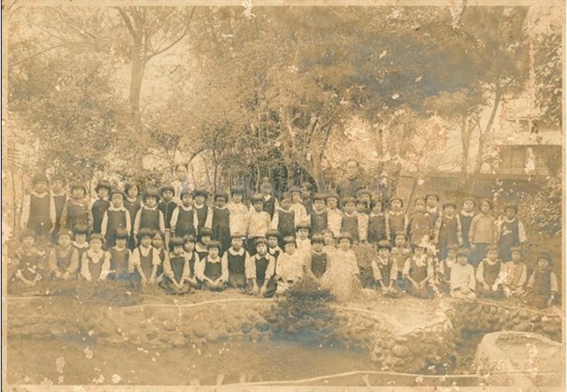 日治時期芳美公學校師生於南投公園合照藏品圖，第1張