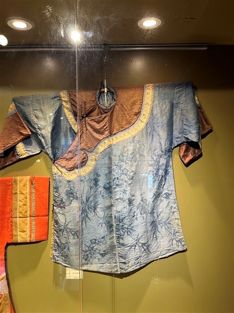藍提花絲地挖布貼雲大襟衫藏品圖，第1張