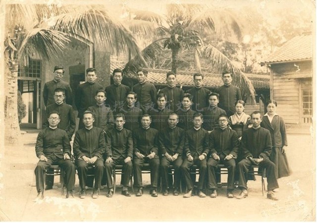 昭和16 年草屯東國民學校教師合照藏品圖，第1張