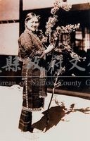 昭和16年霧社泰雅族少女著傳統服飾照藏品圖，第1張