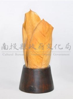 竹雕雙葉筆筒藏品圖，第1張