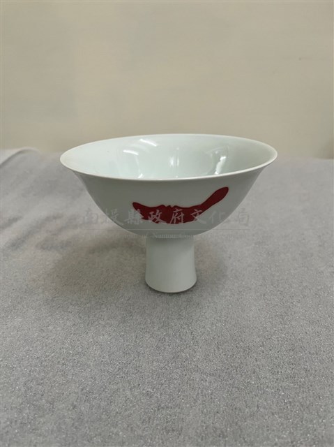 仿清雍正釉裡紅三魚大高足盌(複製品)藏品圖，第1張