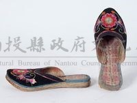 客家黑地彩繡花卉女拖鞋藏品圖，第1張