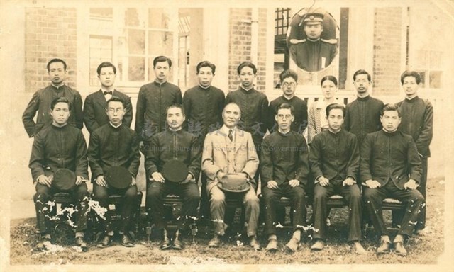 昭和5年草屯公學校教師合影藏品圖，第1張