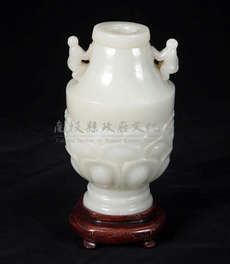 青玉雙耳蓮花花瓶藏品圖，第1張