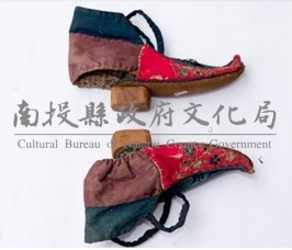三色地花卉釘針繡弓鞋藏品圖，第3張