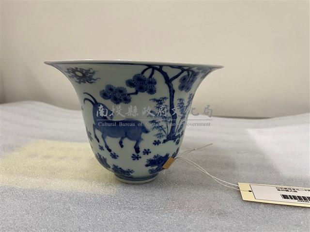 仿明嘉靖青花三羊開泰仰鐘式盌(複製品)藏品圖，第1張