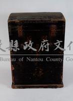 黑紅漆杉木戲箱藏品圖，第1張