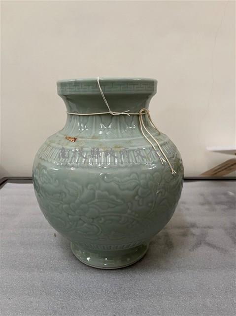 仿清乾隆豆青纏枝唐草紋壺(複製品)藏品圖，第1張