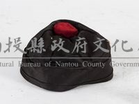 黑素面綢地紅結球六合帽藏品圖，第1張